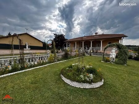 maison 7 pièces 234 m²