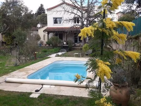 bel ensemble immobilier de 2 maisons situées dans la boucle de cahors ville  avec piscine 