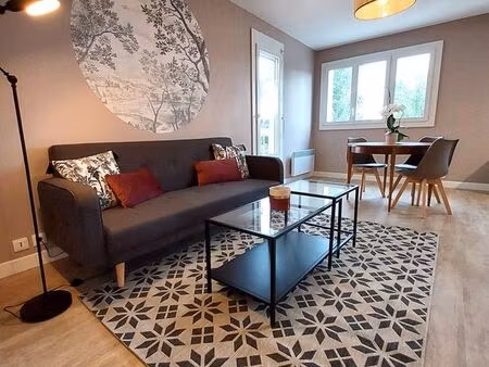 t2 rénové avec terrasse au calme + parking – résidence sécurisée avec gardien