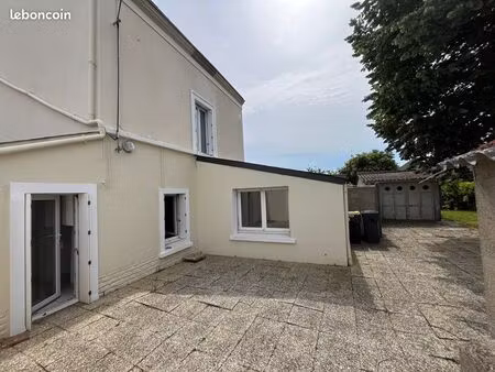 maison  2 chambres  un bureau plus terrain et garage