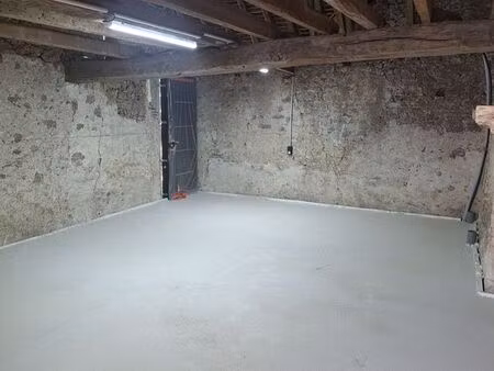 garage ou espace de stokage dans grange