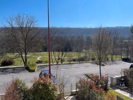 quartier piscine  complexe sportif et étang/forêt