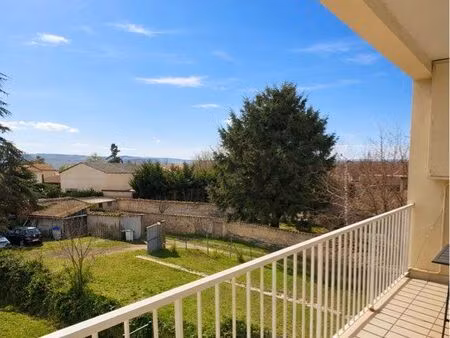 t3 lumineux avec grand terrain. proche centre et étang david