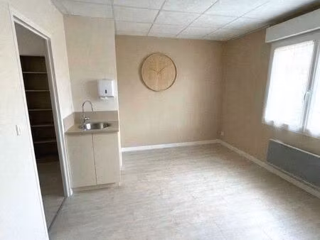 [location] salle en cabinet libéral - lumineuse - accès pmr - proche angers - sainte-gemme