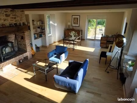 maison en pierre au milieu de plus de 4 hectares avec piscine