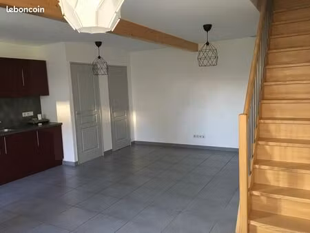 appartement 64 m2 entièrement rénové en triplex avec petite cour fermée