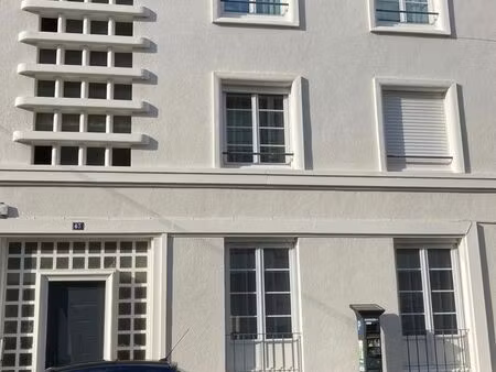 grand t2 lumineux avec parking proche place de la visitation