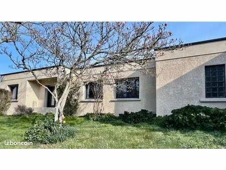 agréable villa d'architecte des années 75  de plain pied  rénovée et climatisée  à 10 minu