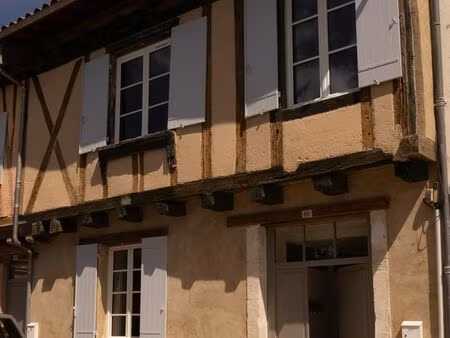 maison de ville à colombages sur la lède