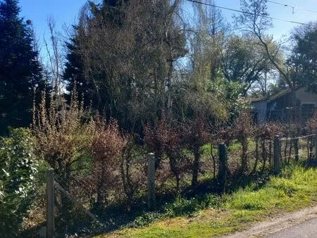 terrain 782 m2 + petit garage  non viabilisé
