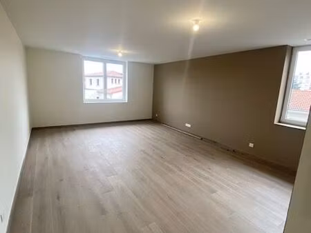 appartement de 80m² refait à neuf climatisé avec un garage double et cour privée