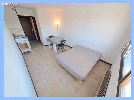 studio lumineux et spacieux