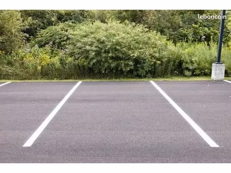 parking extérieur dans une résidence sécurisée