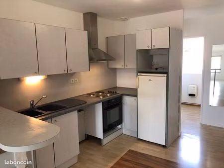 proche gare sncf et commerces