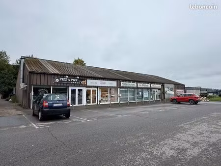 local commercial avec vitrine sur parking carreffour
