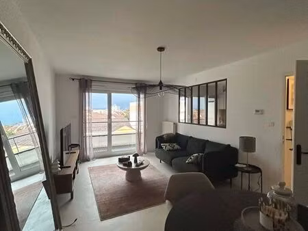 location t2 meublé moderne avec balcon et parking