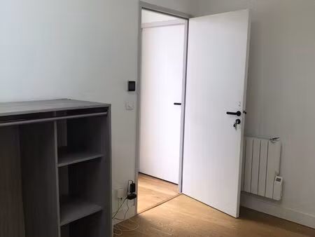 chambre à louer ( en partie meublée ) dans co location entre barrière saint genes et barri