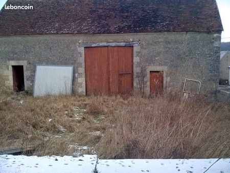 grand terrain avec grange