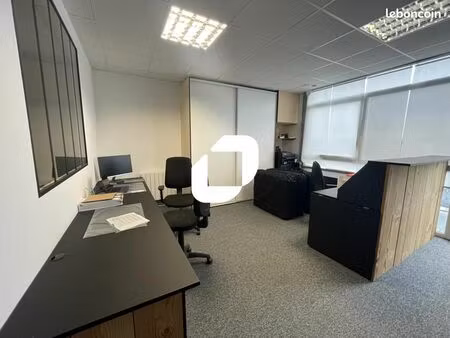 bureau 702 m²