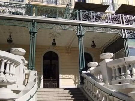 studio centre dernier étage en angle au beausite