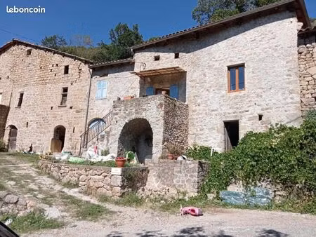 maison en pierre  source  terrain