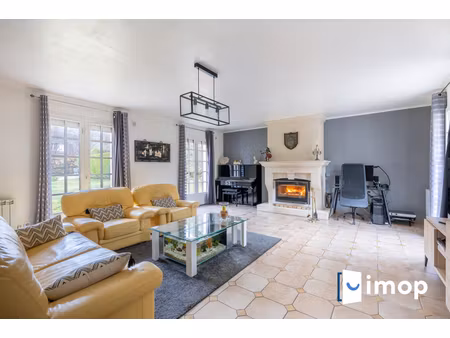 belle maison avec extérieur