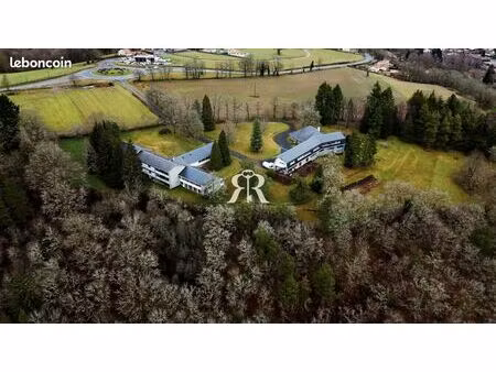 propriété 70 pièces 2600 m²