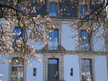à louer – superbe t3 rénové à quimper / 50m² / pk privé