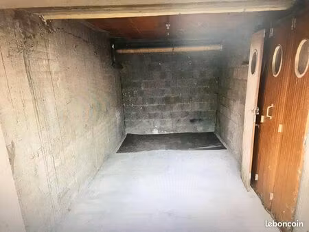 garage 14m2 avec lumière - plein centre ville du puy