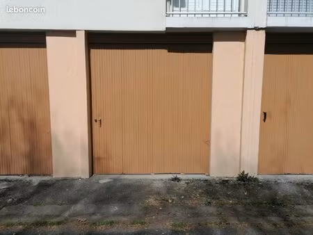 garage fermé  en surface  quartier cité administrative à pau