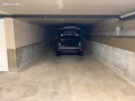 très grande place de stationnement