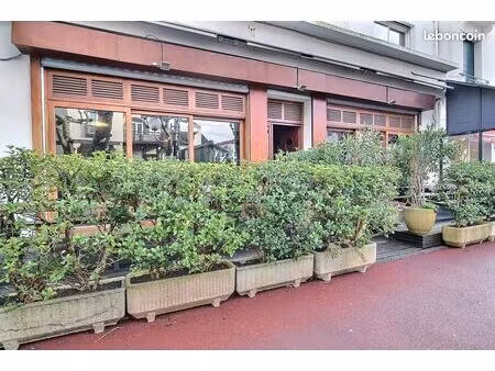 ensemble immobilier : local commercial  cour intérieure avec jardin et appartements