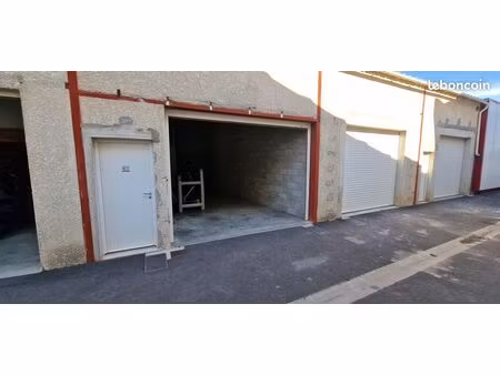 grand box / local de stockage 45 m² et 5m de hauteur