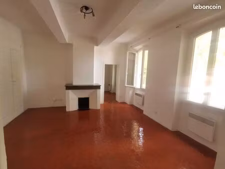 2 pièces  45 m2  2ème étage  centre ville de lorgues