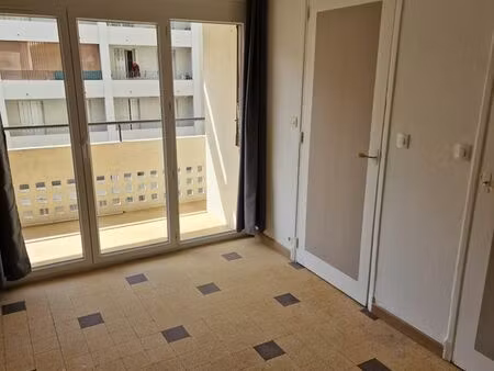 part loue très beau t1 plein centre toulon