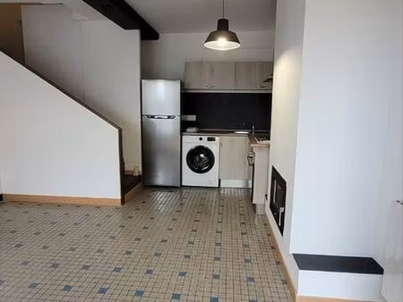 maison mitoyenneavec cour et terrasse et parking