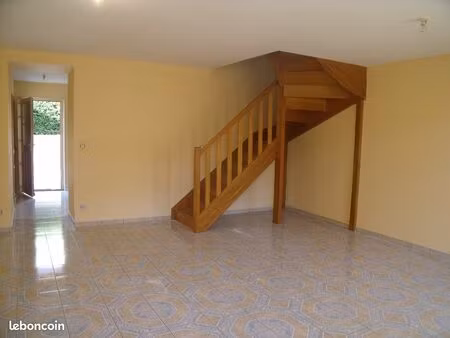 sur commune de lucy le bois  loue 1 maison t3 de 70m2 avec terrasse 30m2. disponible fin a