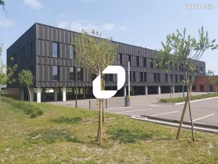 local commercial 2 702 m²