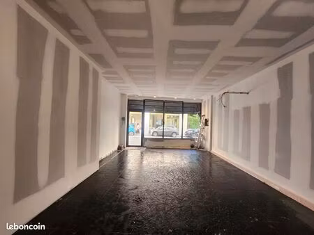 local commercial rénové – 55m² – vitrine sur rue passante – centre-ville de pau