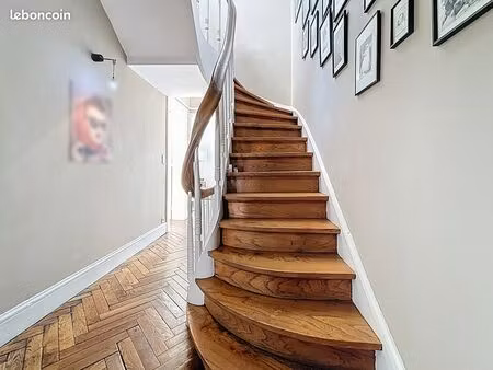 maison 8 pièces 205 m²