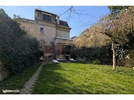 maison 9 pièces 302 m²