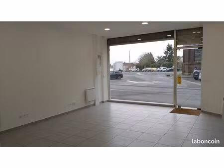 local commercial refait à neuf face à un grand parking gratuit de 150 places