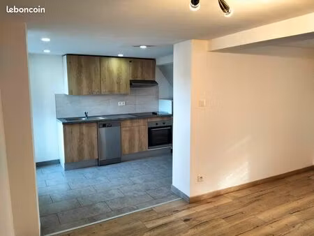 maison 3 pièces avec une cour