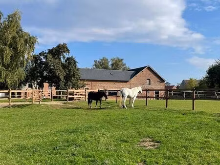 corps de ferme avec installations équestres – 4 5 ha – 200 m² habitables + 100 m² à aménag