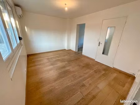 maison rénovée avec trois chambres  garage et jardin