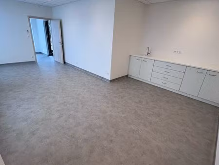 local professionnel pmr bbc 93m2 avec parking attenant