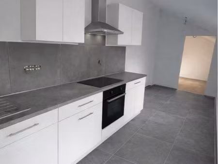 t2 atypique avec terrasse et cours intérieur