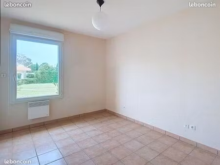 maison de plain-pied exposée sud dans résidence senioriale avec garage