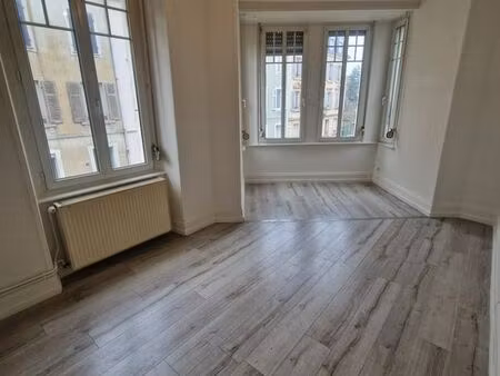 f4 lumineux fraichement rénové