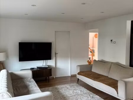 magnifique f3 de 75m2 completement rénové dans un cadre de verdure  au calme  absence de v